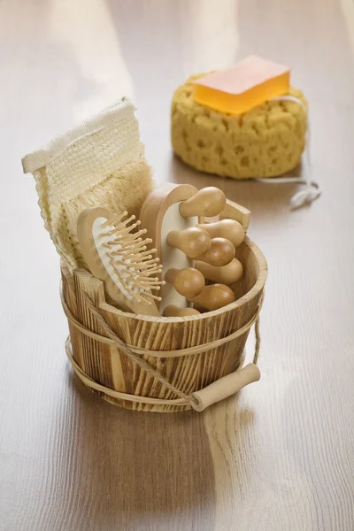 Sabun ile tahta kova ve banyo süngeri — Stok fotoğraf