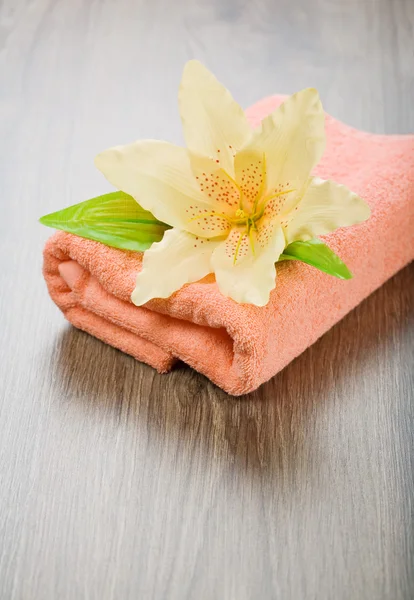 Blume auf rosa Handtuch — Stockfoto