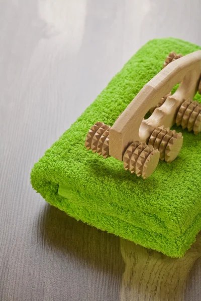 Массажер на зеленом полотенце — стоковое фото