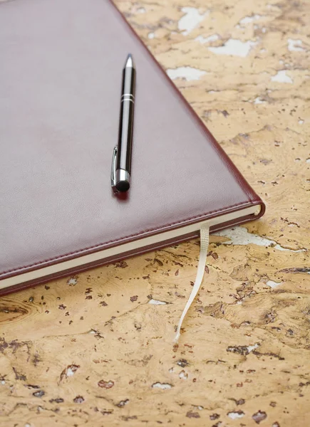 Penna och dagbok på cork trä — Stockfoto