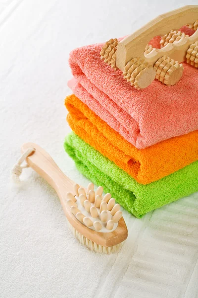 Brush massager and towels — Stock Photo, Image