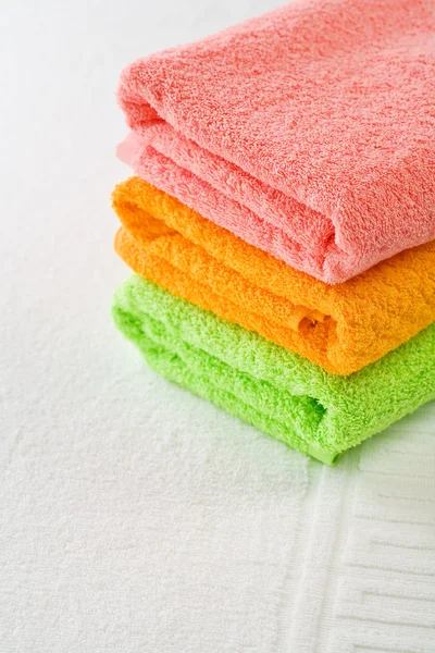 Tre asciugamani di cotone su sfondo bianco — Foto Stock