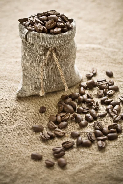 Granos de café en saco —  Fotos de Stock