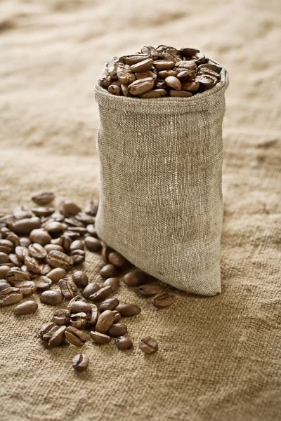 Grains de café en sac sur le sac — Photo