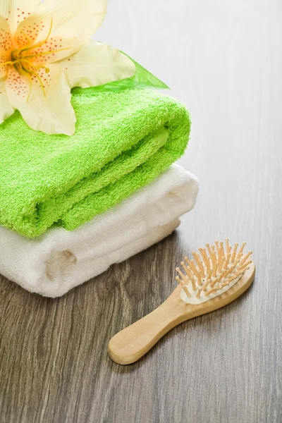 Fiore su asciugamani di cotone con spazzola per capelli — Foto Stock