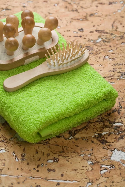 Massageador de madeira e escova de cabelo na toalha — Fotografia de Stock