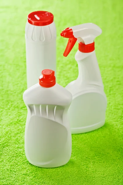 Tre bottiglie su sfondo verde — Foto Stock