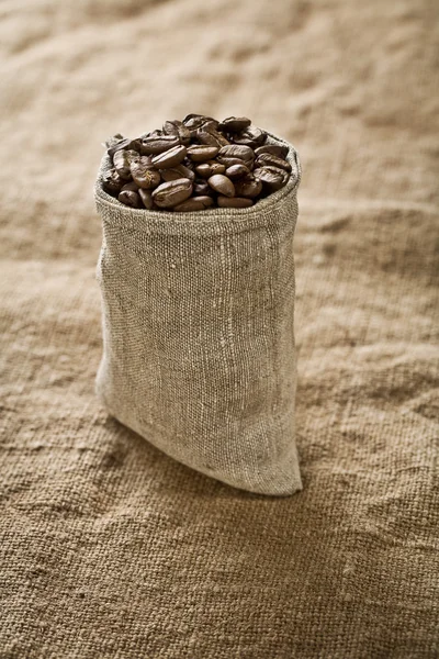Chicchi di caffè in sacchetto — Foto Stock
