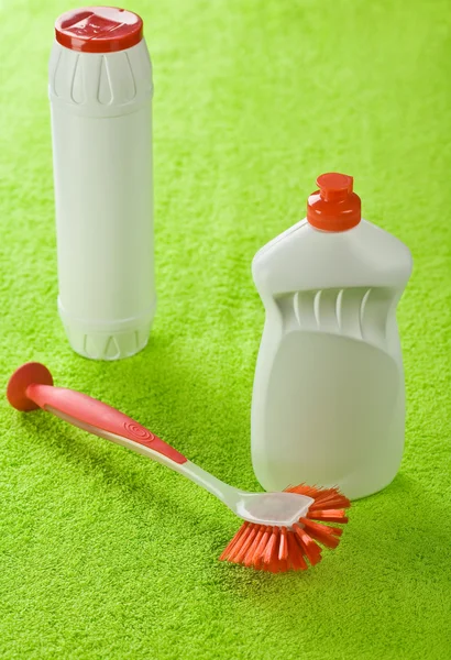 Flaschen und frech auf grünem Handtuch — Stockfoto