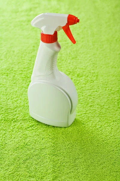 Een fles op groene handdoek — Stockfoto