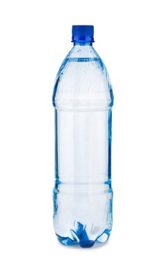 mavi beyaz bir arka plan üzerinde izole su şişesiyle