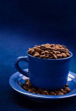 koyu mavi zemin üzerine tahıllar ile kahve fincanı