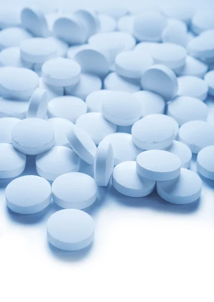 Píldoras blancas aisladas en blanco — Foto de Stock