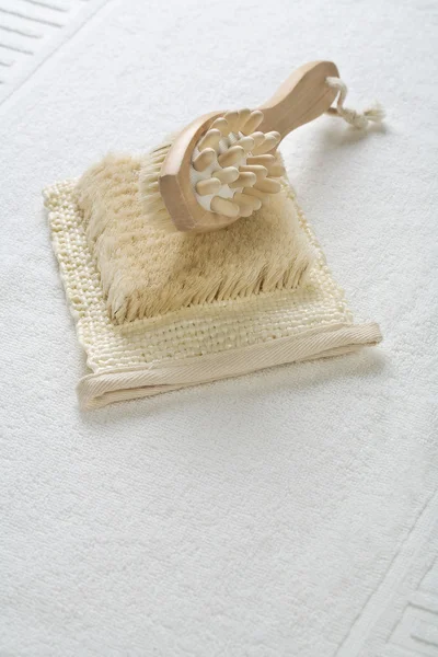 Massaggiatore e fibra di tiglio su asciugamano — Foto Stock