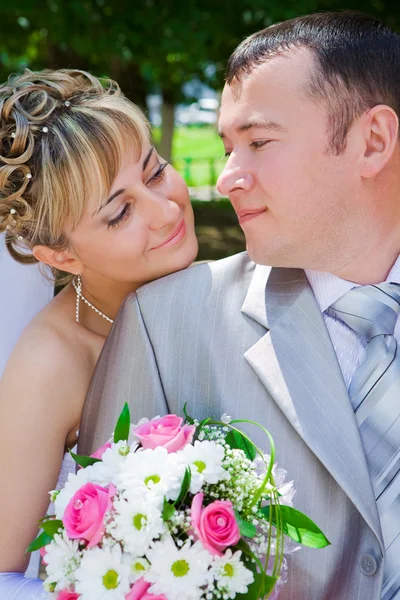 Lo sposo e la sposa si guardano l'uno contro l'altro — Foto Stock