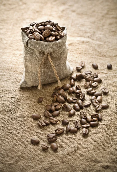 Kaffebönor i påse på säckväv — Stockfoto