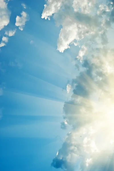 Strahlend blauer Himmel mit Sonnenstrahlen — Stockfoto
