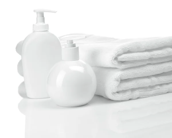 Butelki i ręczniki na białym tle — Zdjęcie stockowe