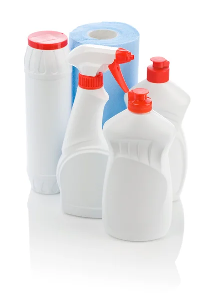 Flessen voor reiniging en blauwe handdoek — Stockfoto