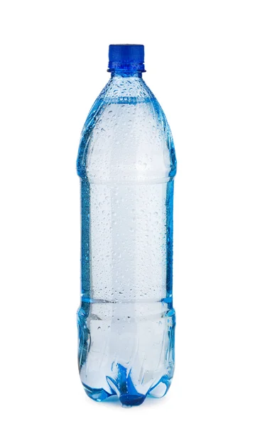 Blauwe fles met water en druppels geïsoleerd — Stockfoto