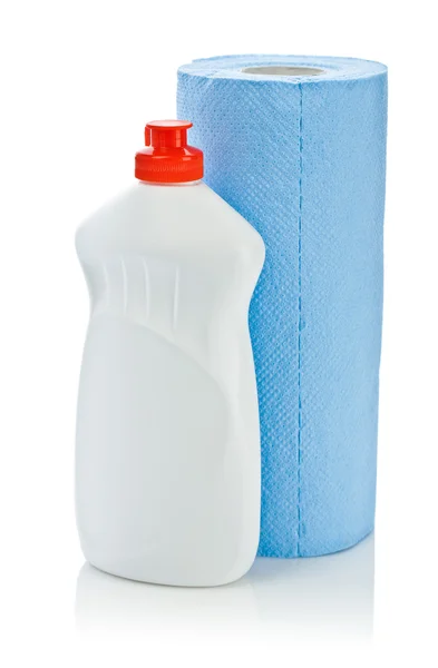 Blauw papier handdoek en keuken schonere fles geïsoleerd — Stockfoto