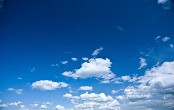 Прекрасное небо с кучевыми облаками — стоковое фото