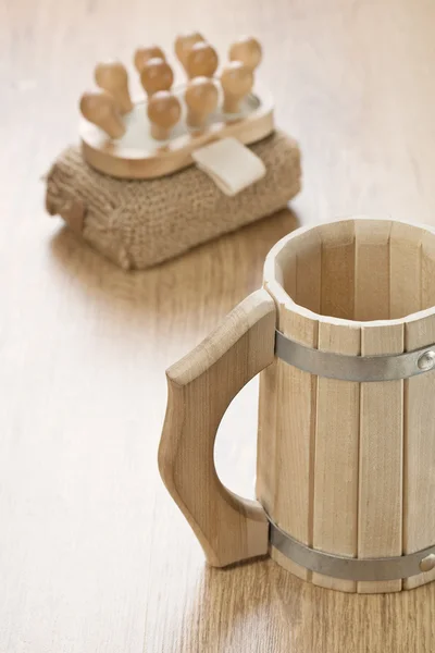 Masajeador de esponja de baño y taza de madera —  Fotos de Stock