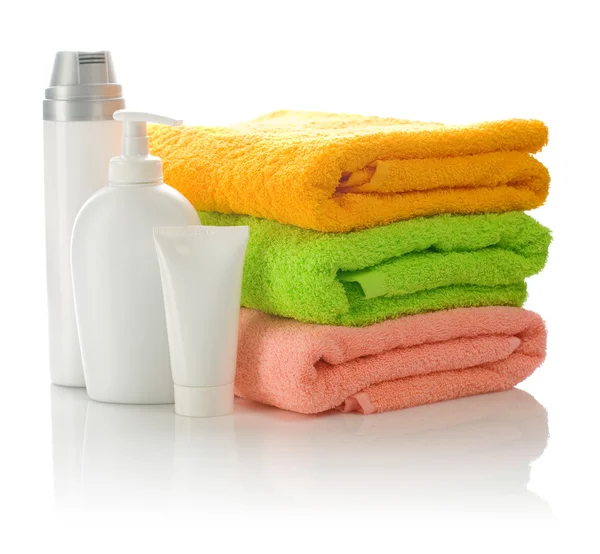 Bottiglie e tubo con asciugamani — Foto Stock