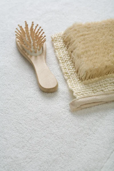 Pettine e spazzola per capelli su asciugamano — Foto Stock