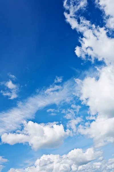 Красивое голубое небо с яркими белыми облаками — стоковое фото