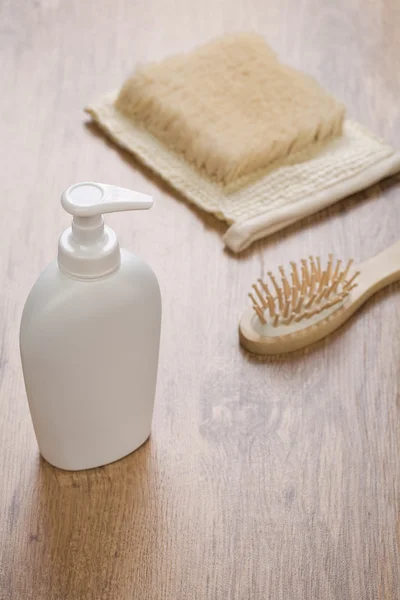 Flasche Haarbürste und Bast — Stockfoto