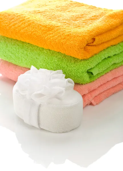 Spugna da bagno con asciugamani — Foto Stock