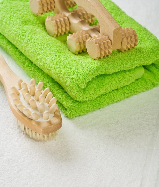 Escova e massageador com toalha de algodão — Fotografia de Stock