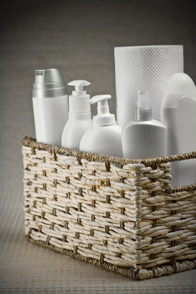 Botellas y toalla de papel en cesta —  Fotos de Stock