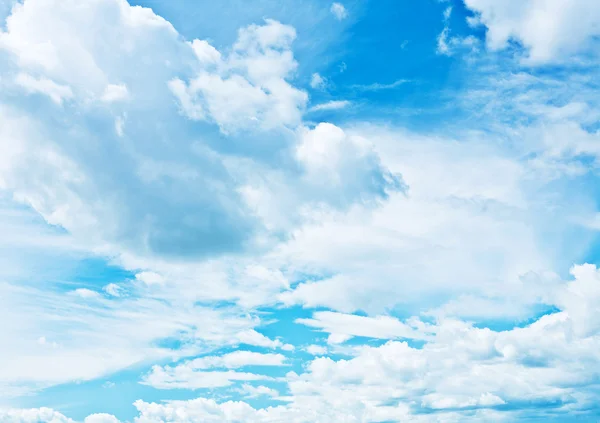 Blå himmel vith sparsom cumulus skyer - Stock-foto
