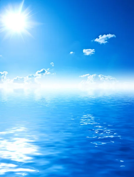 Blue water and sky with sun — Stock Photo, Image