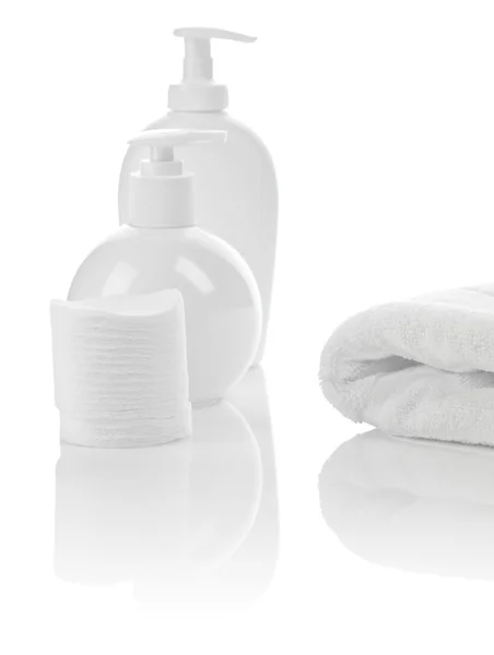 Almohadillas de algodón botellas y toallas —  Fotos de Stock