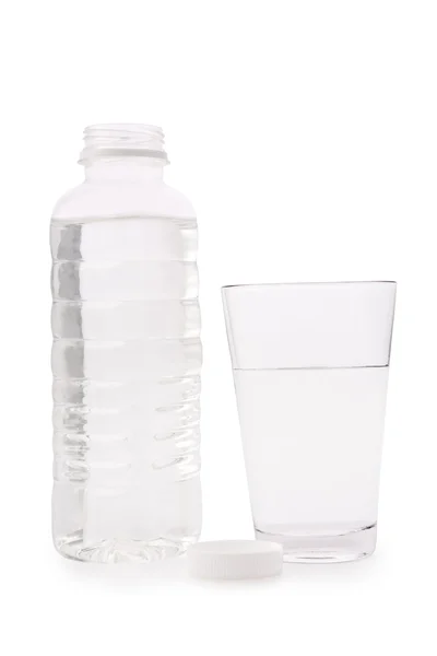 Σύνθεση από ένα διαφανές πλαστικό μπουκάλι και ένα ποτήρι ποτήρι — Φωτογραφία Αρχείου
