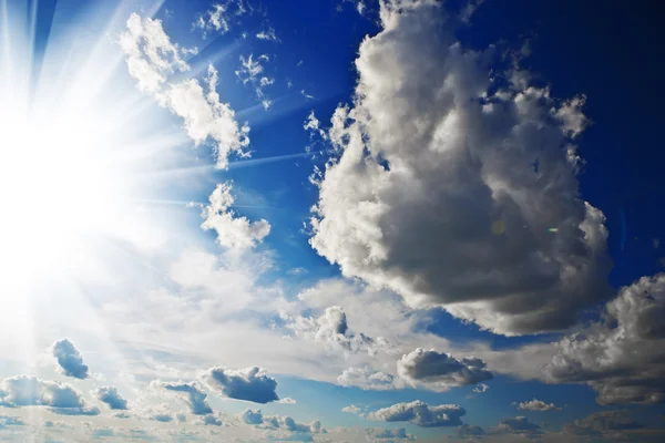 Bewolkte hemel en zon — Stockfoto