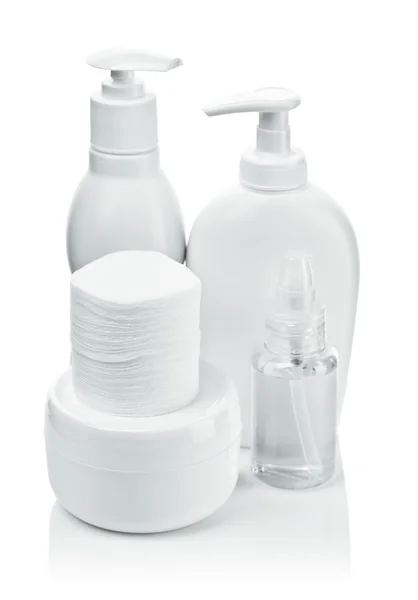 Kosmetikflaschen und -kissen mit Creme und Deo — Stockfoto