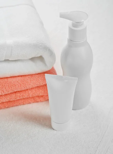 Bavlněné ručníky trubice a láhev — Stock fotografie
