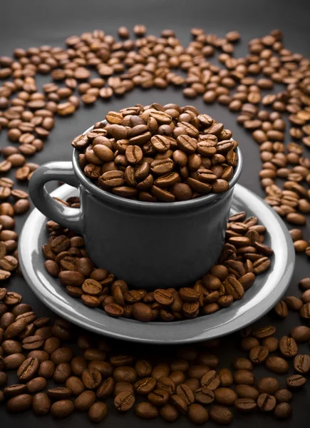 Кавовий склад кавового зерна і сіра чашка з зерном — стокове фото