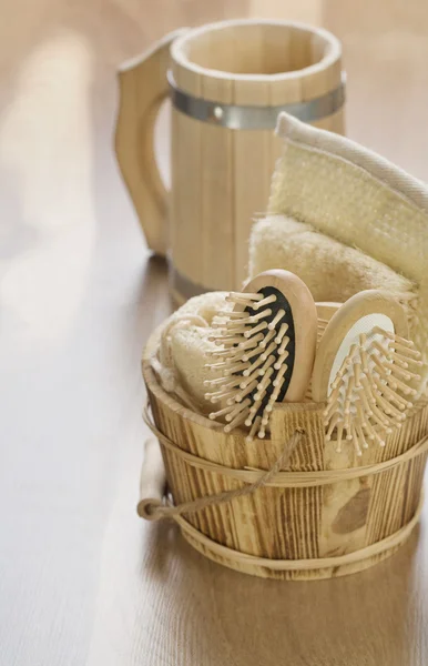 バケットと木製の背景にマグカップ — ストック写真