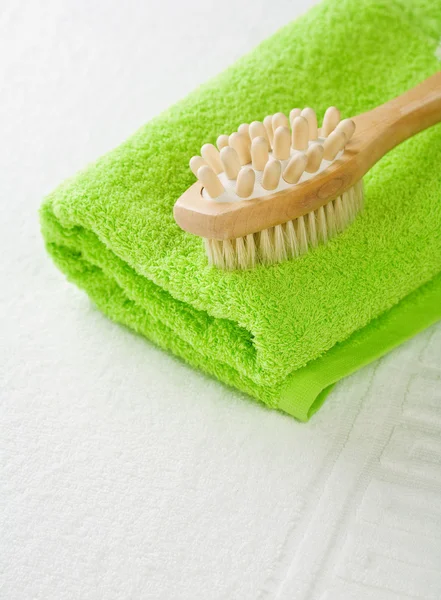 Escova na toalha verde — Fotografia de Stock