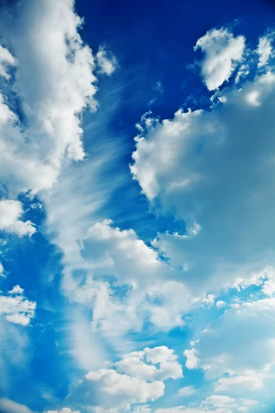 Cumulus nuages sur un ciel — Photo