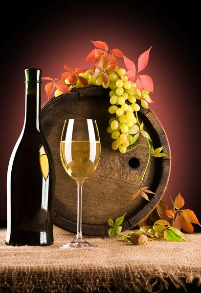 Composizione del vino bianco e dell'uva e fogliame dell'uva — Foto Stock