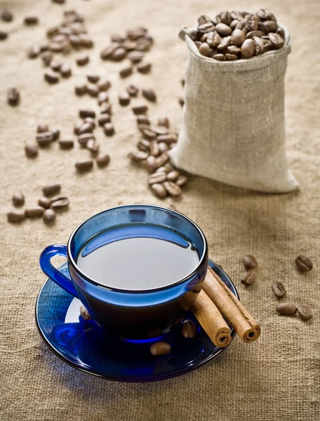 Canela e grãos de café — Fotografia de Stock