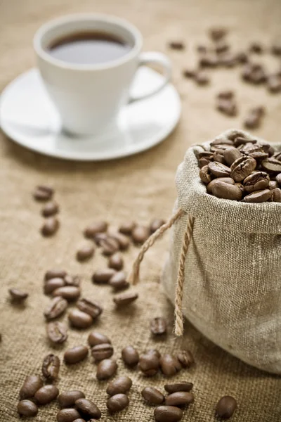 Grãos de café e xícara de café — Fotografia de Stock