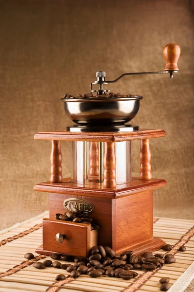 Кофейная мельница с составом кофейных зерен — стоковое фото