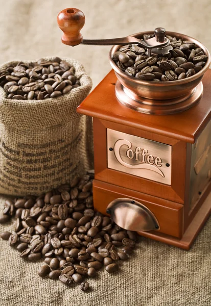 Grãos de café em saco e moinho de café — Fotografia de Stock